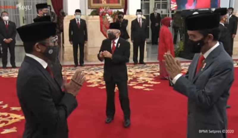 Sandiaga Uno Genggam Tasbih saat Dilantik Jokowi sebagai Menparekraf