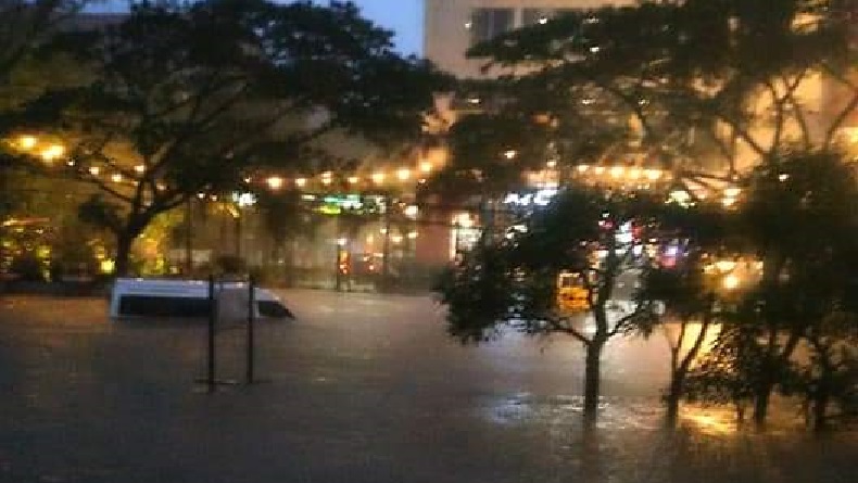 Malam Natal Hujan Deras, Kota Bandung Dikepung Banjir, Kawasan Pasteur Lumpuh