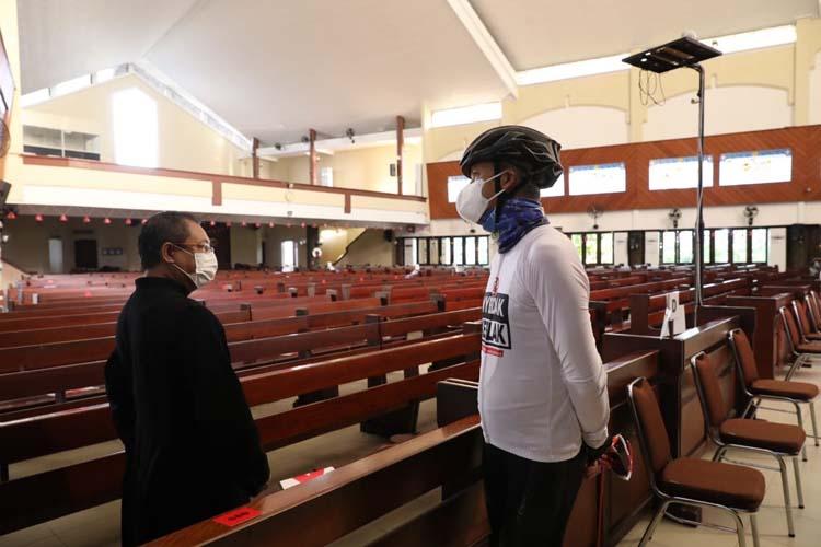 Jelang Misa Natal, Ganjar Keliling Cek Protokol Kesehatan di Gereja Semarang 