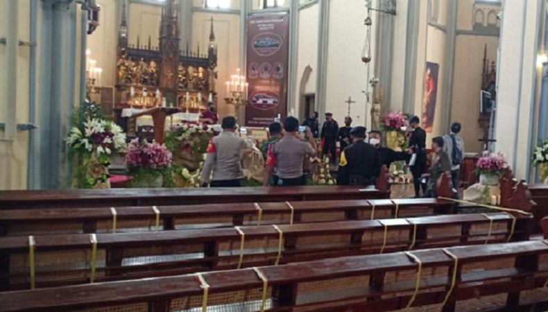 Gegana Sterilisasi Gereja Katedral Jelang Misa Natal