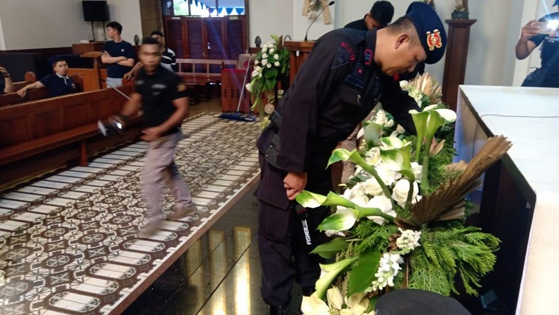 Amankan Natal 2020, Jibom Brimob Sterilisasi Gereja di Bandung