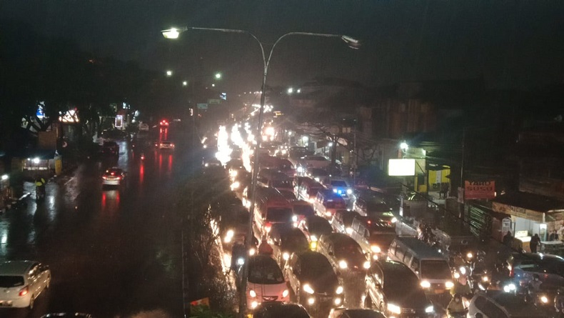 Banjir Mulai Surut, Ratusan Kendaraan Terjebak Kemacetan di Pasteur