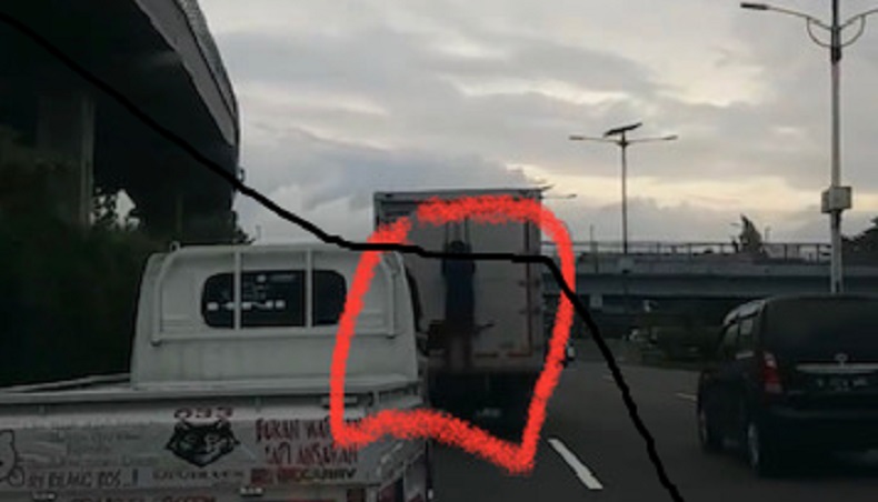Viral Pria Nekat Bergantungan di Belakang Mobil Boks yang Melintas Tol Jagorawi 