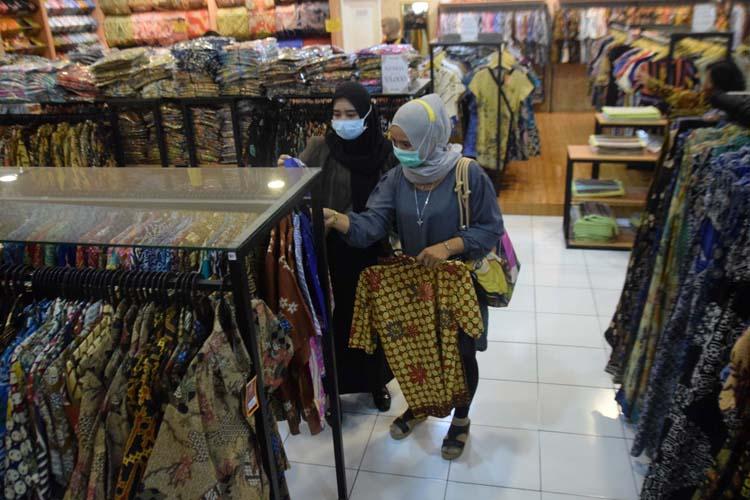 Jelang Akhir Tahun, Warga Semarang Berburu Batik Lawasan dan Kekinian 