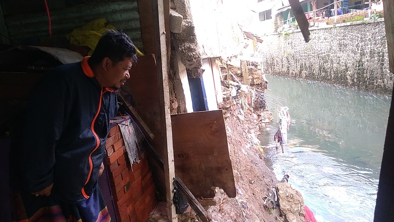 Tinjau Rumah Ambruk di Cibadak, Oded:  Pemkot Bandung Akan Relokasi yang Rusak Parah