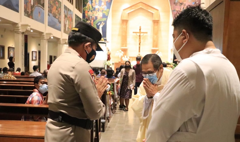 Kunjungi Gereja saat Malam Natal, Kapolda DIY Pastikan Protokol Kesehatan Diterapkan