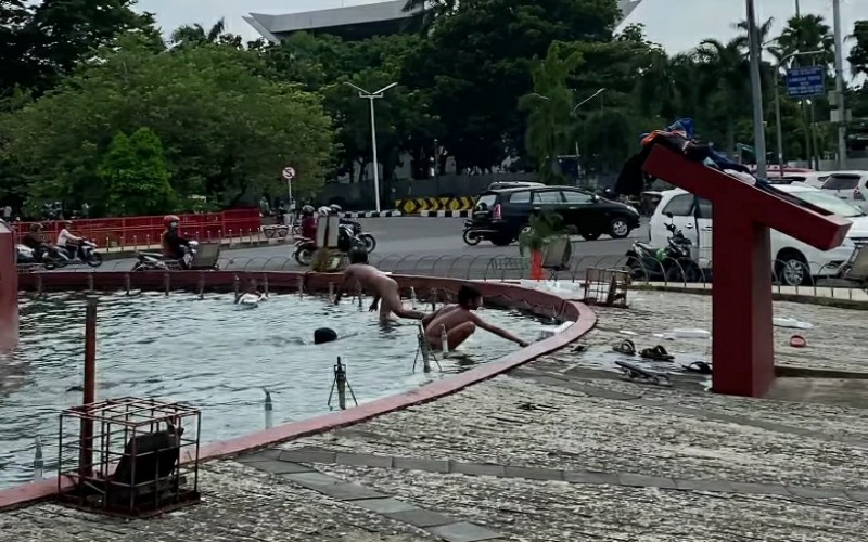 Viral Anak-Anak Mandi di Kolam Bundaran Masjid Agung Palembang, Netizen: Kumuh dan Kacau