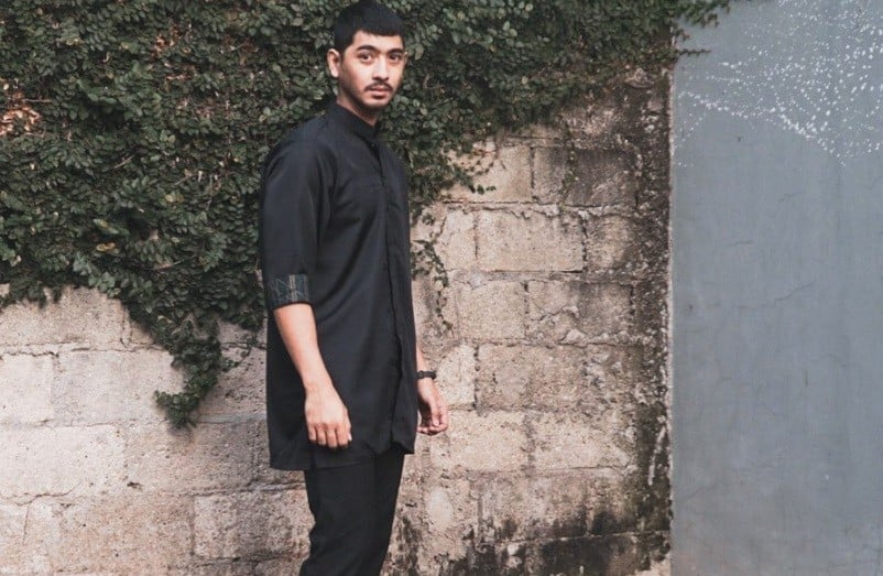 5 Padu Padan Busana Monokrom Arya Saloka Bikin Penampilan Makin Kece, Netizen: Kayak Zayn Malik