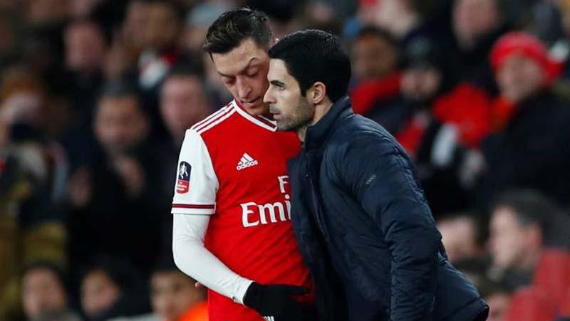 Mesut Ozil Menuju Fenerbahce, tapi Arsenal Tetap Gagal Berhemat