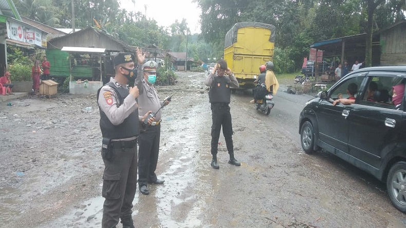 Pohon Tumbang di Jalur Medan-Berastagi Timpa Tiga Unit Mobil