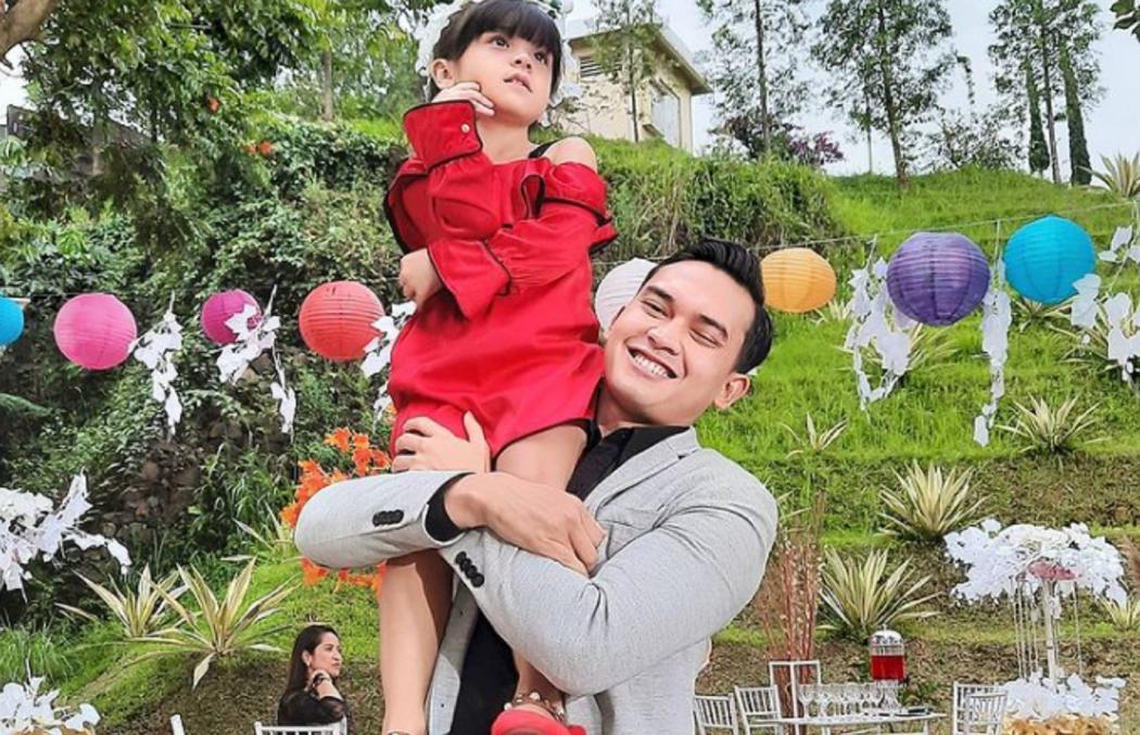 Ikbal Fauzi Gendong Fara Shakila Pemeran Reyna di Ikatan Cinta, Netizen Gemas: Hot Daddy!