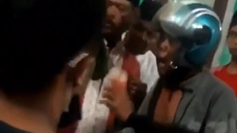 Pengendara Motor Lempar Bom Molotov ke Masjid di Cengkareng Terekam Kamera CCTV