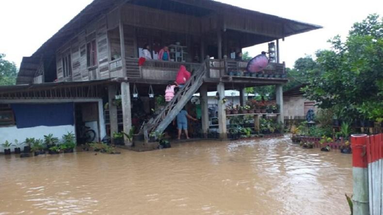 200 Rumah Terendam Banjir di Minahasa saat Natal, Polres Minahasa Serahkan Bantuan