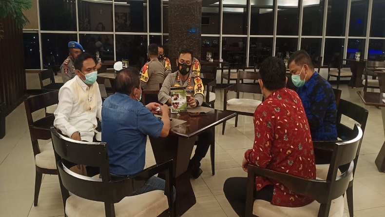 Polisi dan Tim Gugus Tugas Kota Gorontalo Bubarkan Acara Bawaslu Award