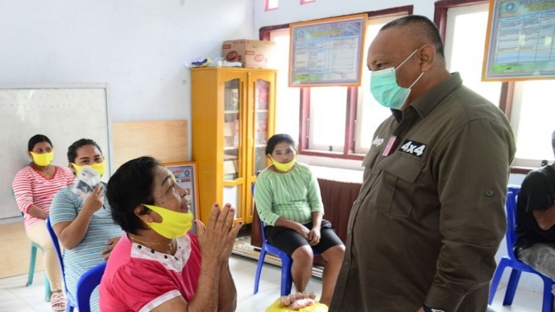 Bak Santa Claus, Umat Kristiani Puji Aksi Gubernur Gorontalo Datang Bawa Bantuan Pangan Bersubsidi 