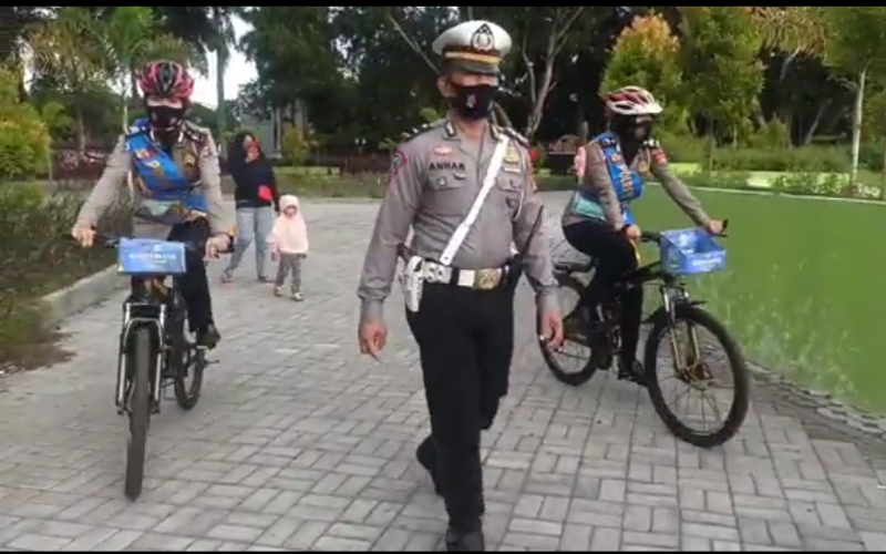 Operasi Lilin Rinjani 2020, Polwan Cantik di Lombok Timur Gowes Sepeda Bagi-Bagi Masker