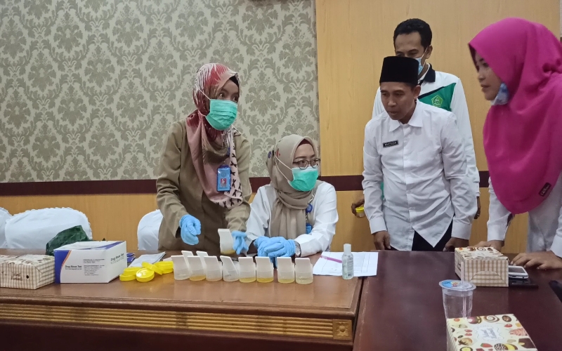 Puluhan ASN Kemenag di Lombok Timur Dites Urine