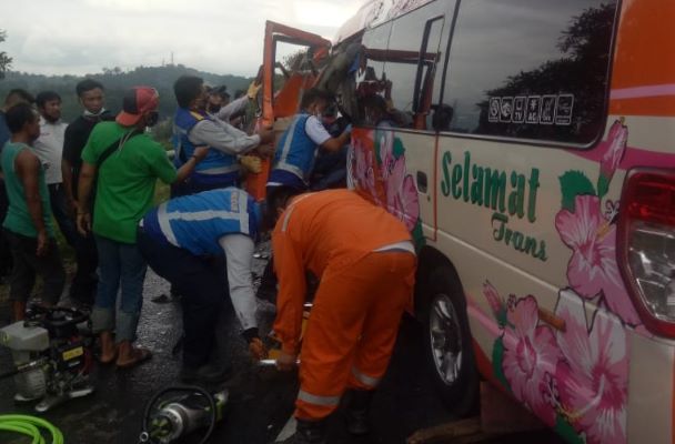 Travel Tabrakan di Tol Cipularang, Petugas Masih Evakuasi Korban