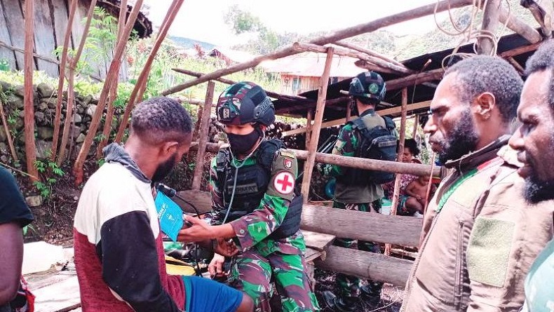 Prajurit TNI Bantu Pengobatan Gratis Warga di Pedalaman Puncak Jaya Papua