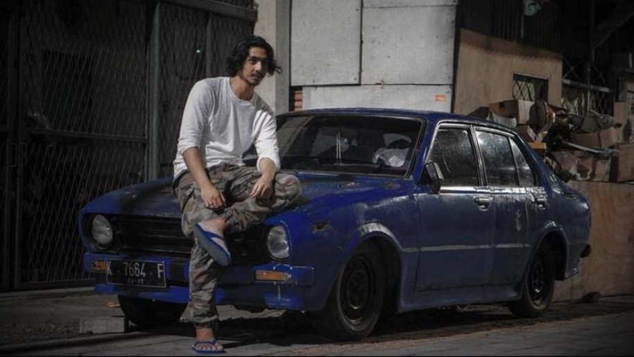 3 Pesona Arya Saloka Pemeran Aldebaran Pakai Sandal Jepit, Netizen: Ganteng Banget!
