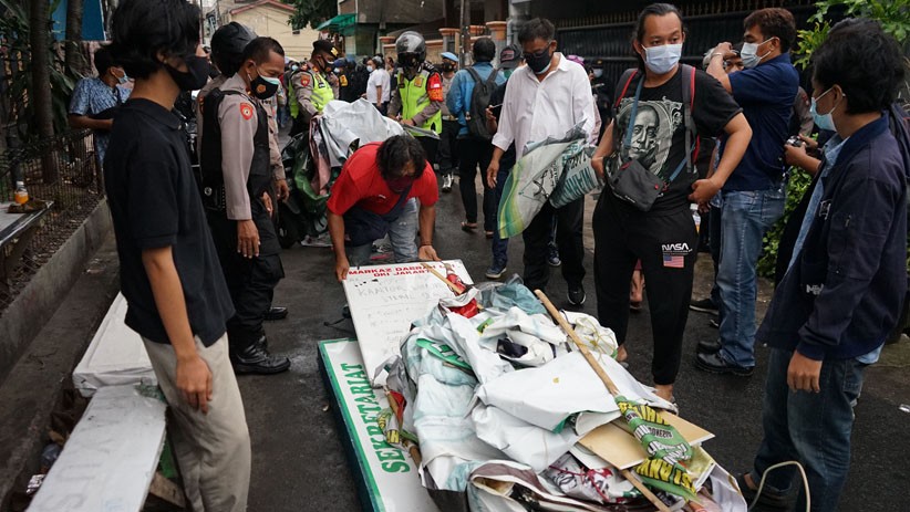 Polisi Temukan Atribut FPI Saat Gerebek Terduga Teroris, Ini Kata Pengacara Rizieq