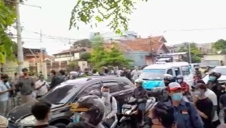 Polisi Copot Atribut FPI di Petamburan, Arus Lalu Lintas Macet