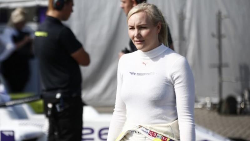 Pembalap Cantik Emma Kimilainen Tolak Foto Telanjang Dada untuk Majalah Pria Dewasa