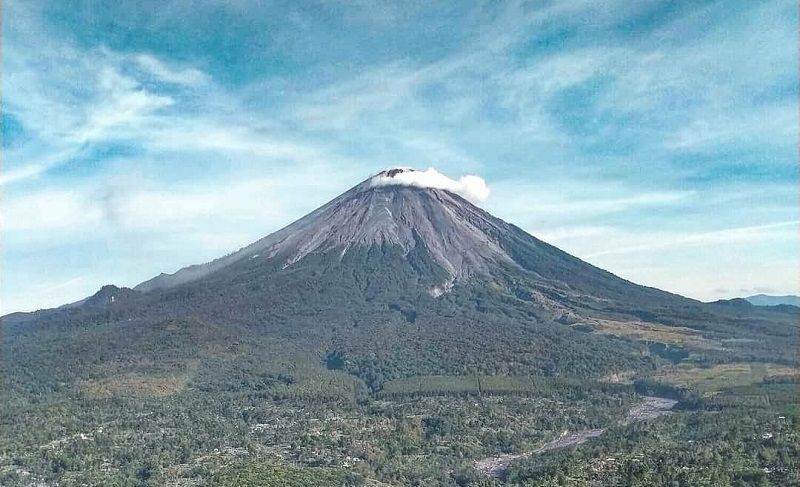Badai Mengancam, Akses Pendakian Gunung Semeru Ditutup Total 