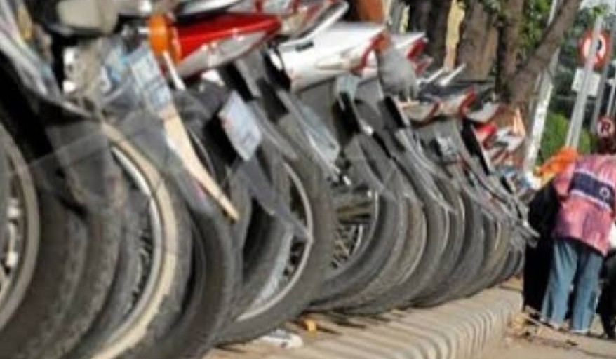 Jangan Biarkan Paku Tertancap Lama di Ban, Ini yang Akan Terjadi