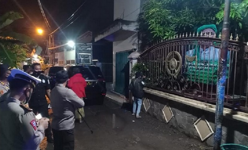 Gerebek Rumah Tokoh FPI di Sidoarjo, Polisi Turunkan Baliho Habib Rizieq 