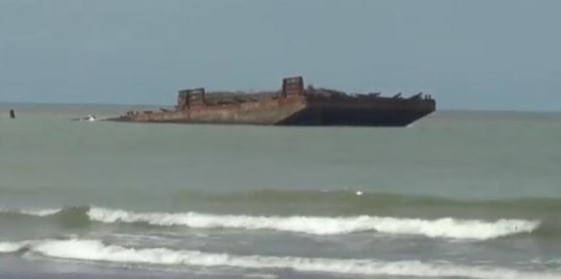 Cuaca Buruk, Kapal Tongkang Kandas di Pesisir Pantai Sigandu Batang