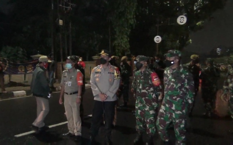 Cegah Kerumunan Perayaan Malam Tahun Baru di Jakarta, Polisi Lakukan Penyekatan di Pasar Jumat