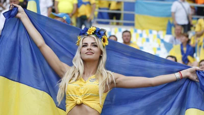 Gawat, Istri Cantik Oleksandr Zinchenko Ngebet dengan Cristiano Ronaldo