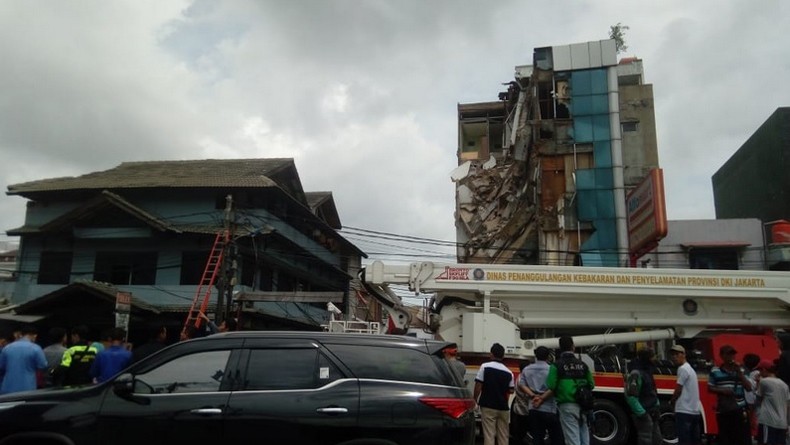 Sempat Terjebak Reruntuhan, Karyawan Bangunan Roboh di Slipi Berhasil Dievakuasi