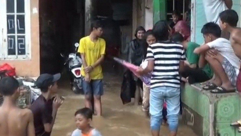 Banjir, Lalu Lintas di Jalan Otista 2 Jakarta Timur Padat