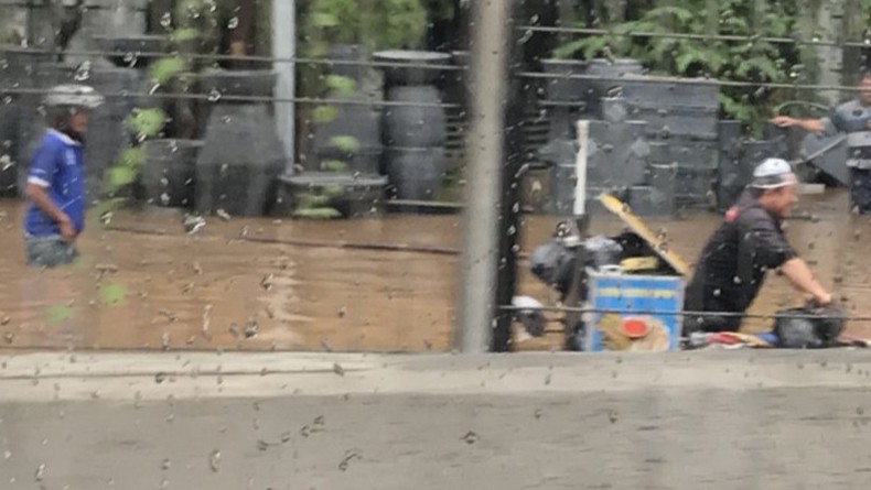 Banjir di Jalan TB Simatupang, Motor Dialihkan Melalui Gerbang Tol Lenteng Agung