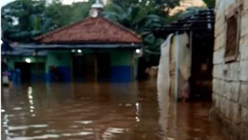 Kali Pesanggrahan Meluap, Permukiman Warga Cipulir Tergenang Air