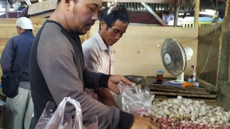 Sempat Naik di Tengah Wabah Corona, Harga Bawang Putih di Pasar Kramat Jati Kembali Stabil