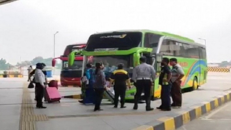 Bus AKAP di Terminal Pulogebang Batasi Penumpang Maksimal 15 hingga 17 Orang