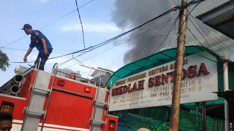 SMK Sentosa di Mangga Besar Kebakaran, 17 Mobil Damkar Dikerahkan