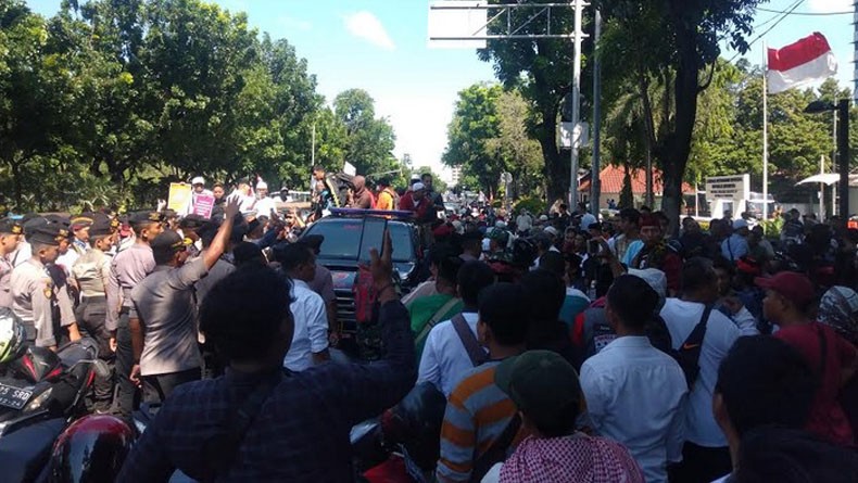 Hindari Bentrokan, Polisi Pisahkan Massa Aksi Pro dan Kontra Anies Baswedan