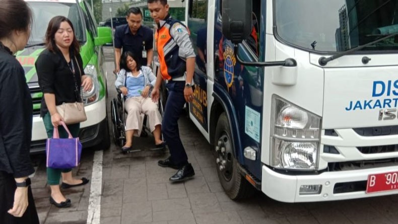Gunakan Mobil Derek, Petugas Dishub Jaksel Tolong Ibu Hamil Hampir Pingsan di Trotoar