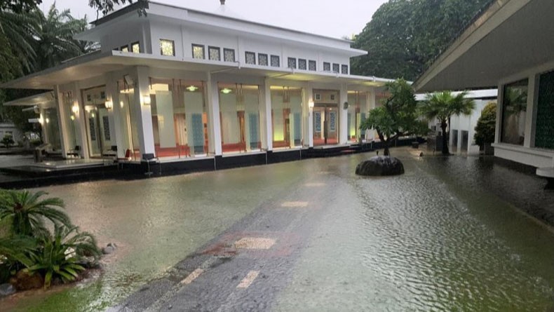 Genangan Air di Kompleks Istana Kepresidenan Mulai Surut