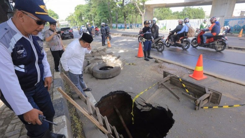 Jalan Daan Mogot Ambles, Ini Jalur Alternatif Menuju Jakarta