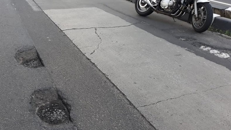 Musim Hujan, Pengendara Diminta Hati-Hati Jalan Berlubang di Jakarta