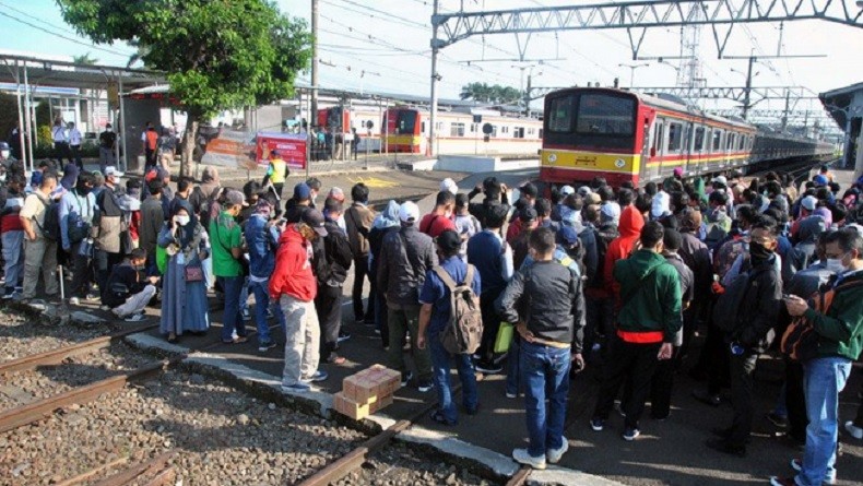 Ridwan Kamil: 3 Penumpang KRL Bogor-Jakarta Positif Corona