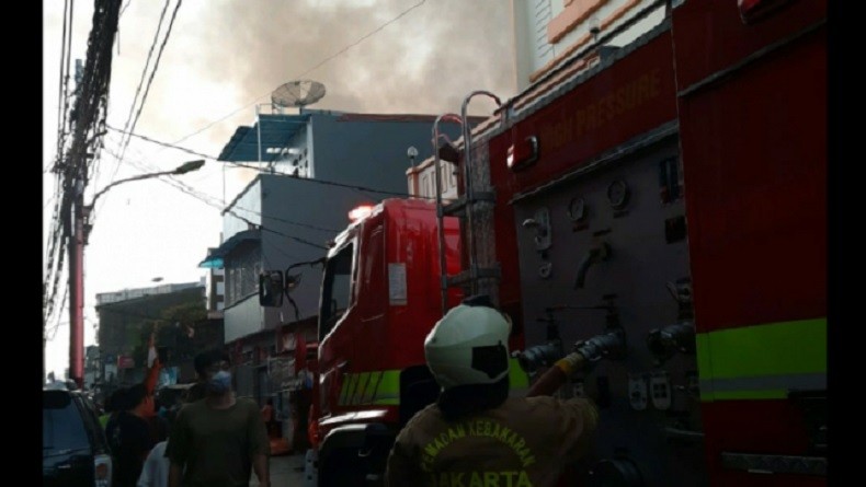 30 Damkar Dikerahkan ke Lokasi Kebakaran di Permukiman Padat Tambora