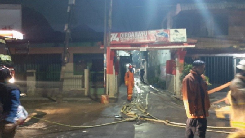 Kebakaran di Dekat Swalayan Tip Top Pondok Bambu karena Korsleting Listrik