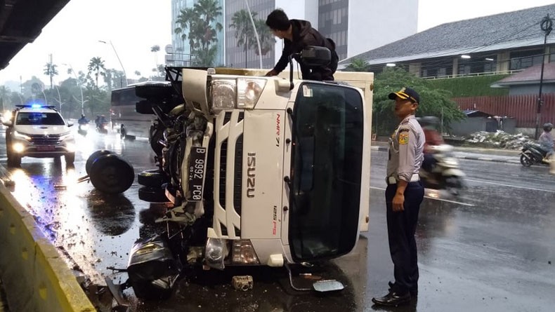 Truk Terguling di Jalan Ahmad Yani