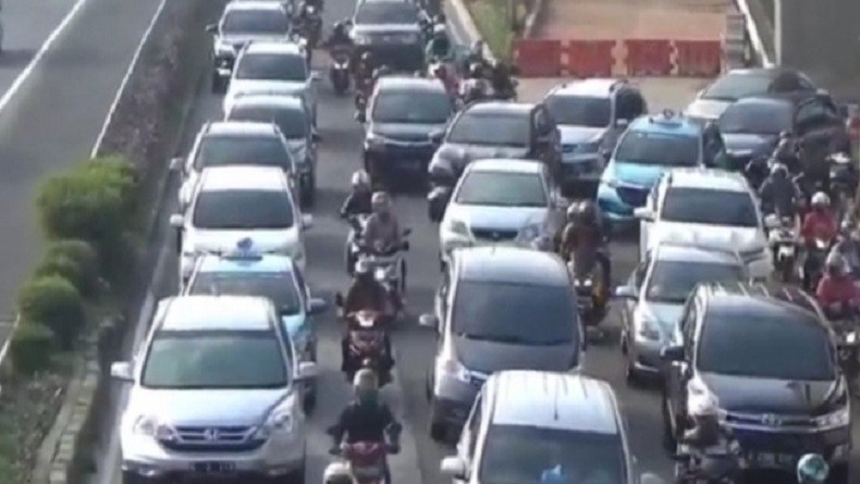 Perkantoran Kembali Dibuka, Lalu Lintas di Jalan Protokol Jakarta Timur Padat